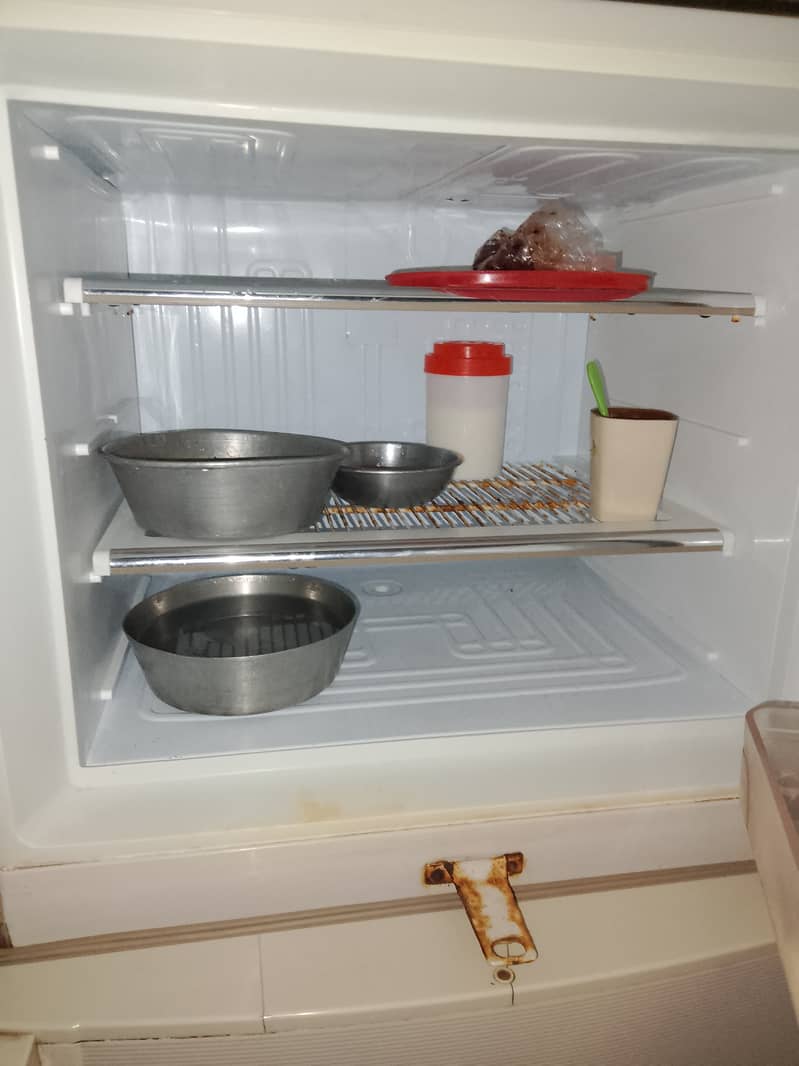 Dawlance fridge in good condition 2