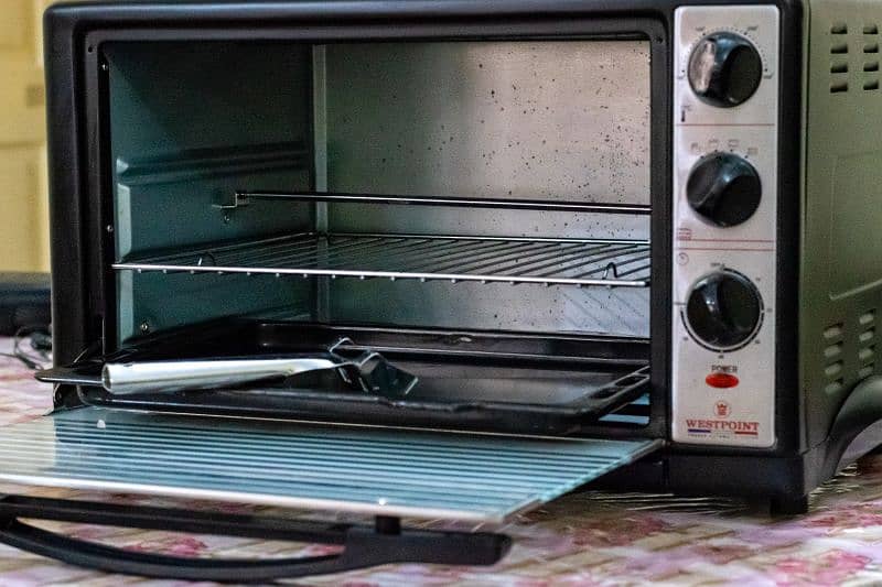 Westpoint toaster oven with rotisserie. 16