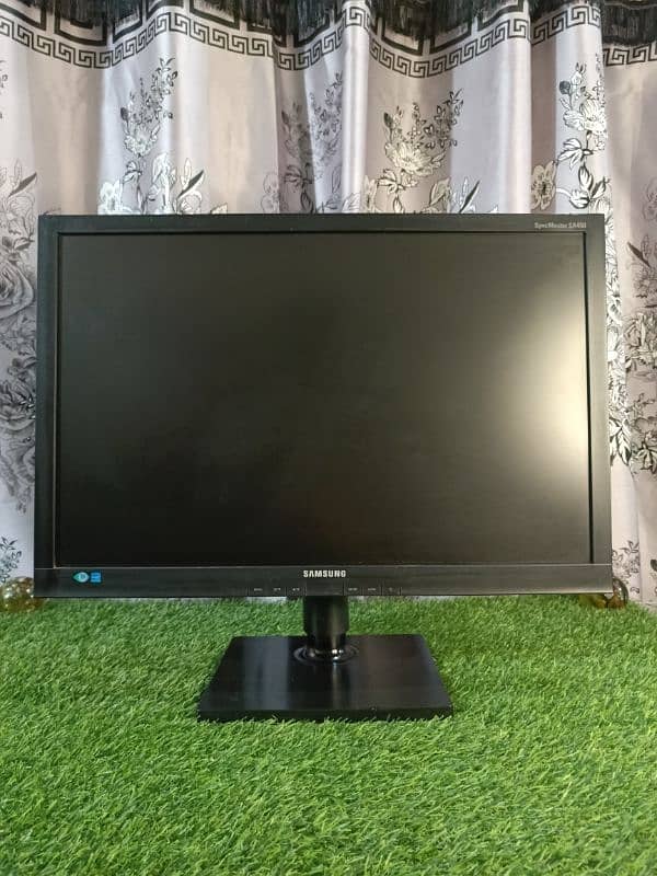 24" SAMSUNG SyncMaster LED Monitor • VGA • DVI 0