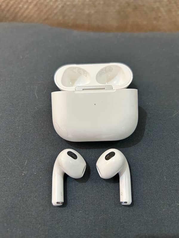 Apple AirPods 3 with MegSafe Charging Case (Original Almost New) 3