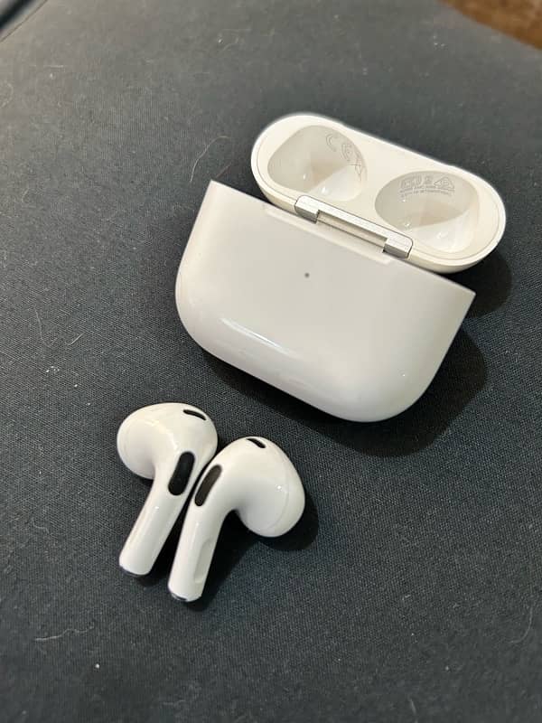 Apple AirPods 3 with MegSafe Charging Case (Original Almost New) 10