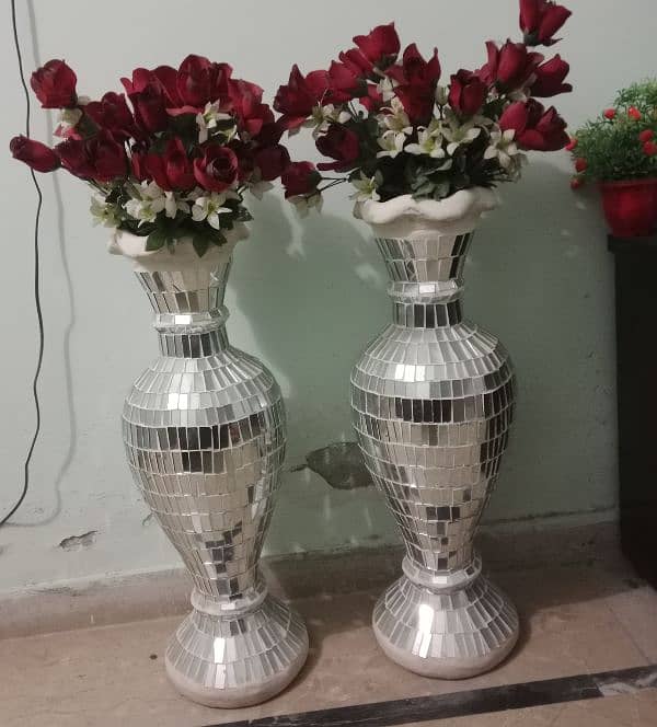 Two show pieces with flowers 0