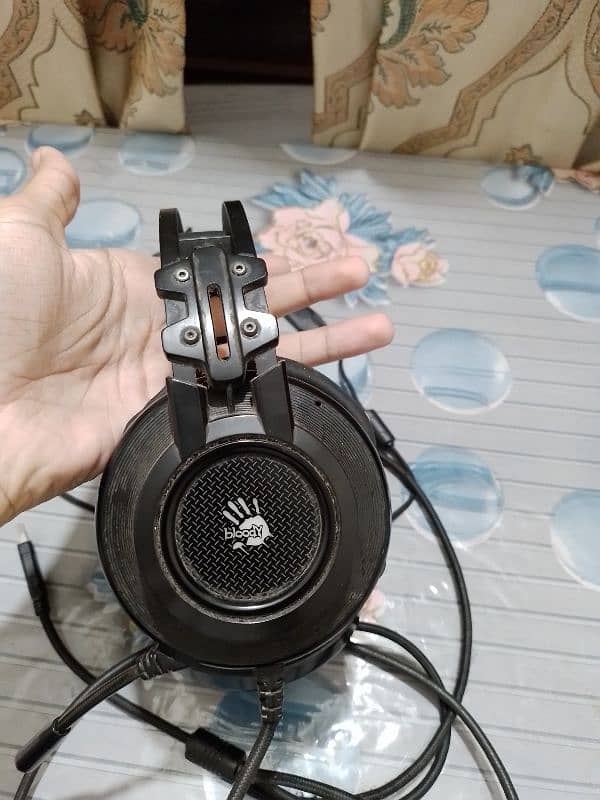 Bloody G525 headphones (new = 6000 pkr) and HXSJ A867 mouse 2