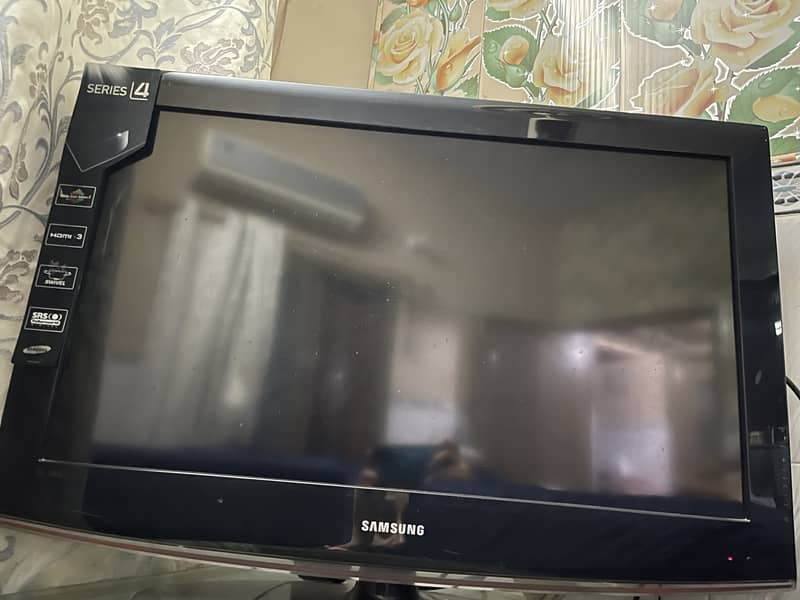 flat for sale at naseem shoping mall and Samsung 32 inch LCD for sale 1