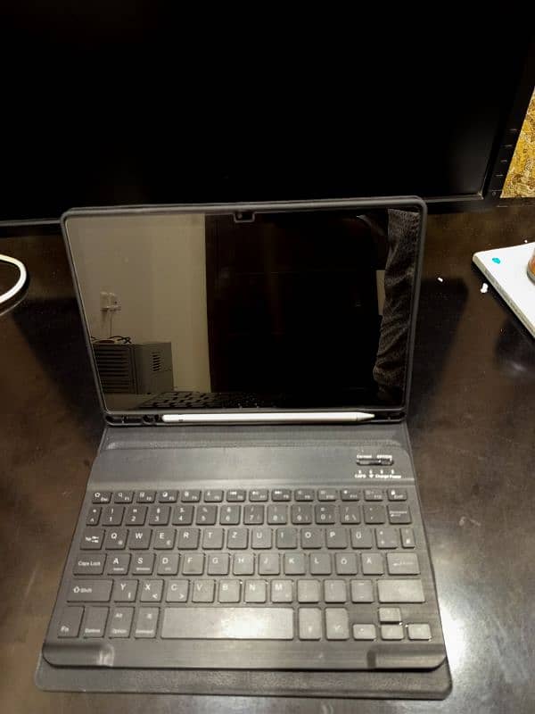 Samsung galaxy tab A8 with keyboard case and stylus 1