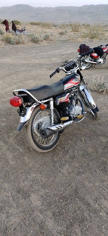 Honda 125 black colour 2