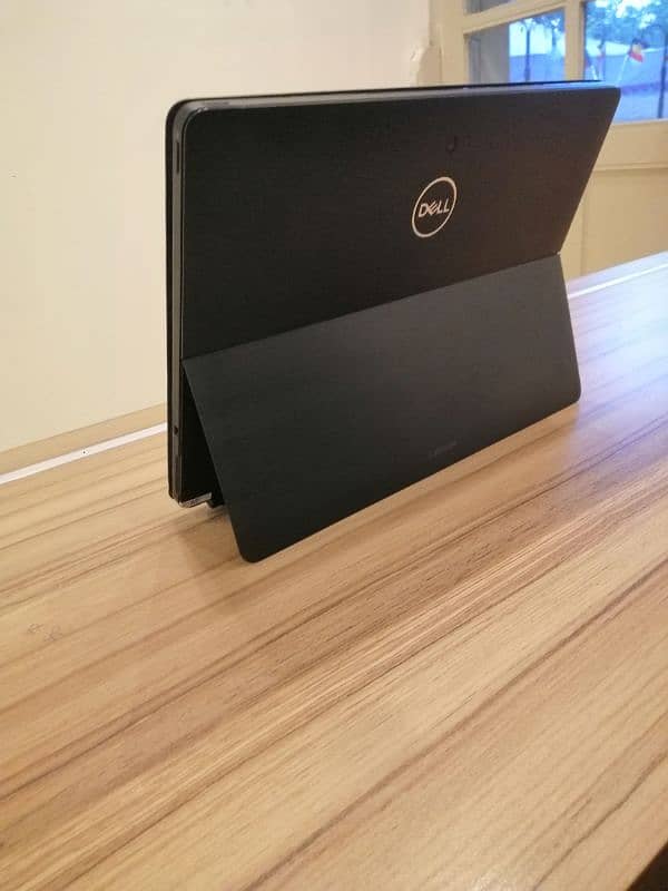 Dell 2in 1towhscreen  CPU Intel covei5    RAM 8Gb   display14" 8