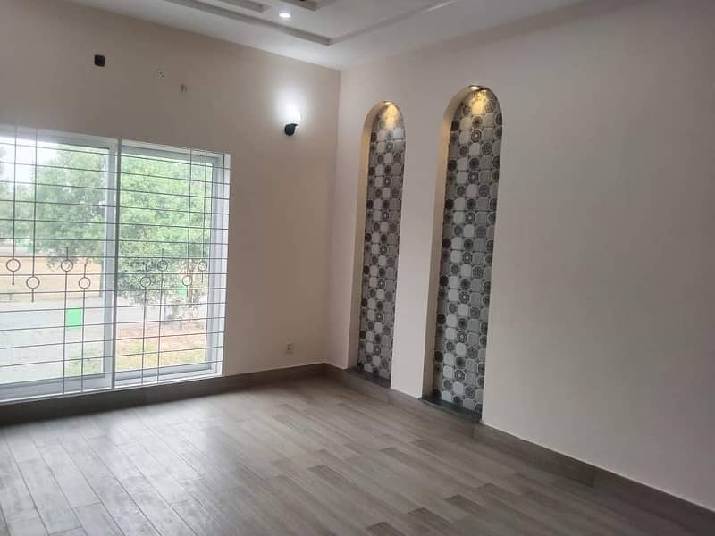 10 Marla House For Rent in Bahria Town Lahore 2