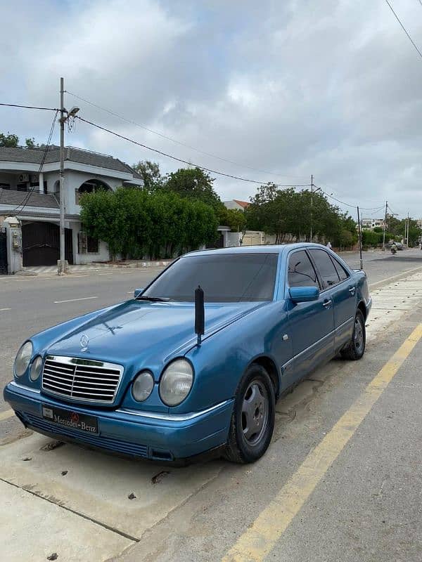 Mercedes Benz -E 200 , smooth in drive 9