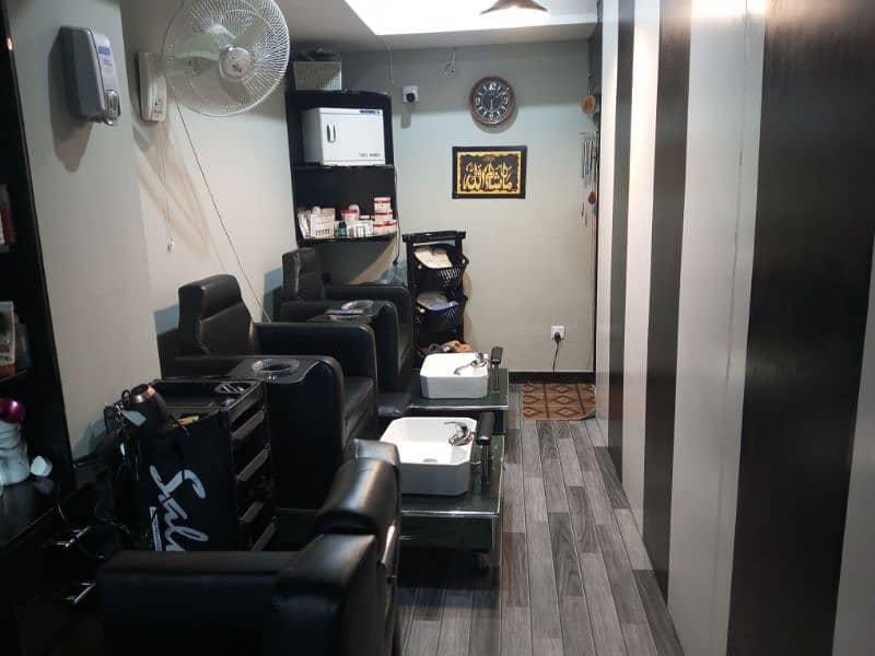 A Perfect Running Beauti and Hair Salon 12