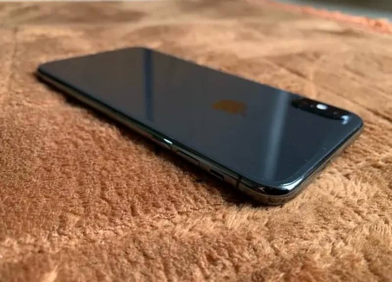 iPhone xsmax 64 gb 10/10 condition 80% battery health 1