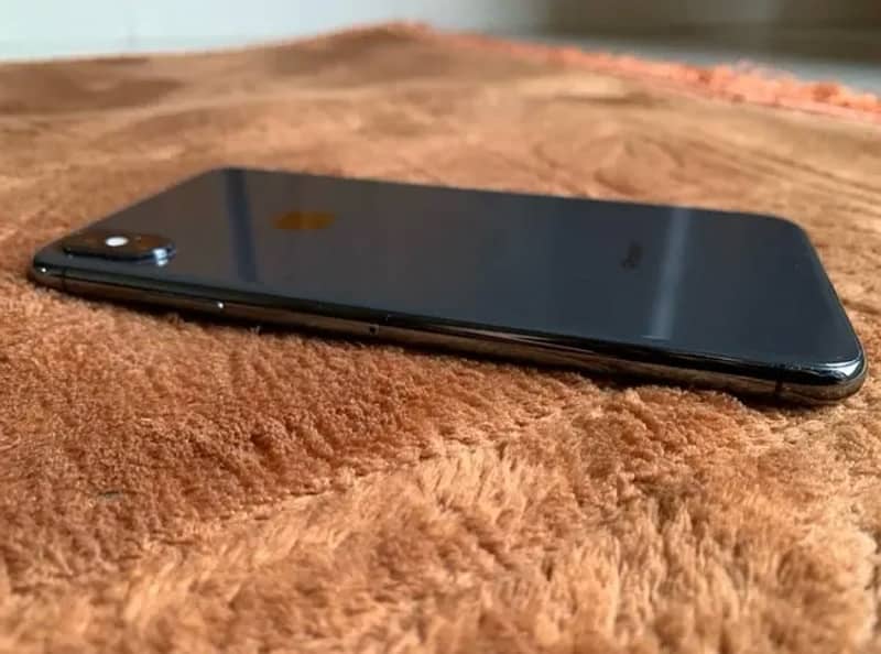 iPhone xsmax 64 gb 10/10 condition 80% battery health 3