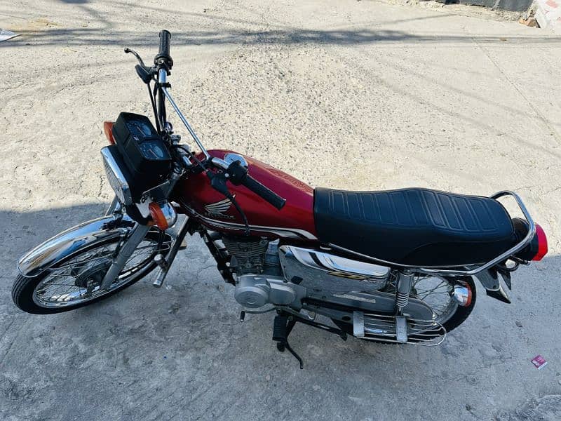 Islamabad number Honda 125 2022 model in red colour for sale 3