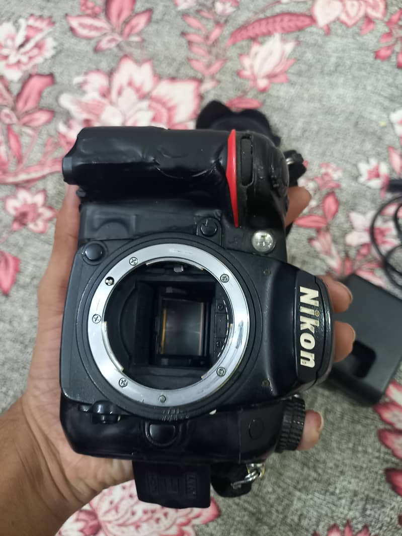 DSLR Nikon D7000 with 50mm-1.8 lens and complete accesories. 5