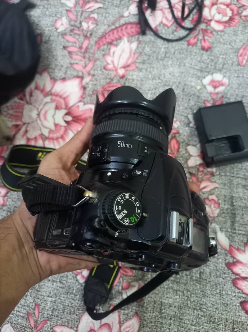 DSLR Nikon D7000 with 50mm-1.8 lens and complete accesories. 6