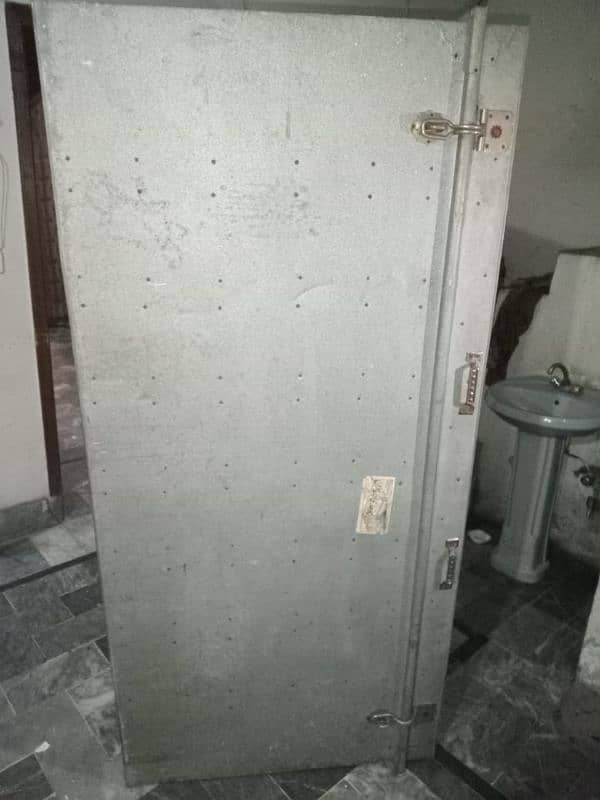 pati 6 by 3 double door with stand bhtreen condition ha 2