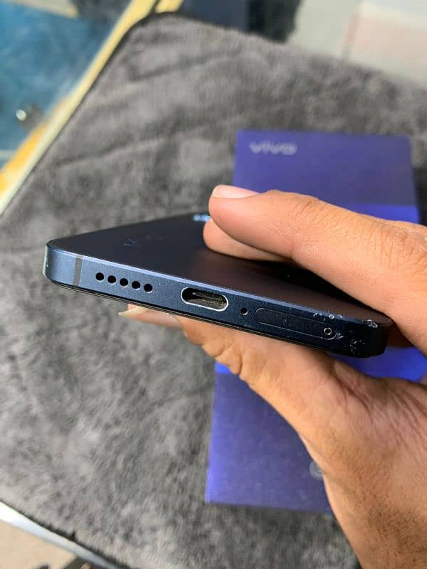 i am selling my phone vivo V23 5G 4