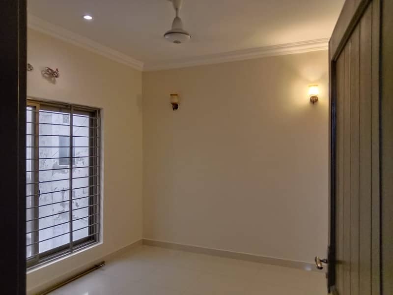 8 Marla like new full house for Rent in Bahria town Lahore 4