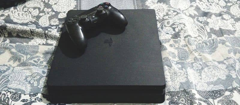 PS4 slim (500 gb) + 1 controller 0