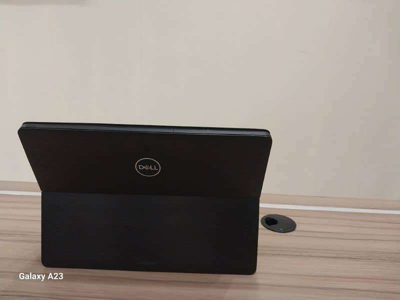 Dell 2 in 1 touch secreen 8