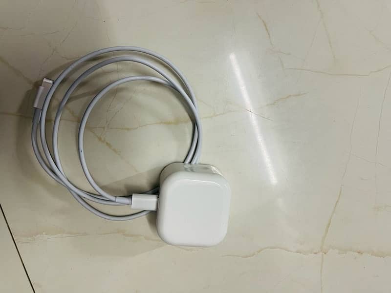 Apple original charger (US) 1