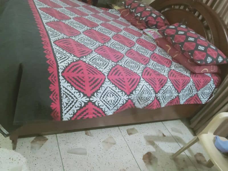 bed used but good in quality . 4