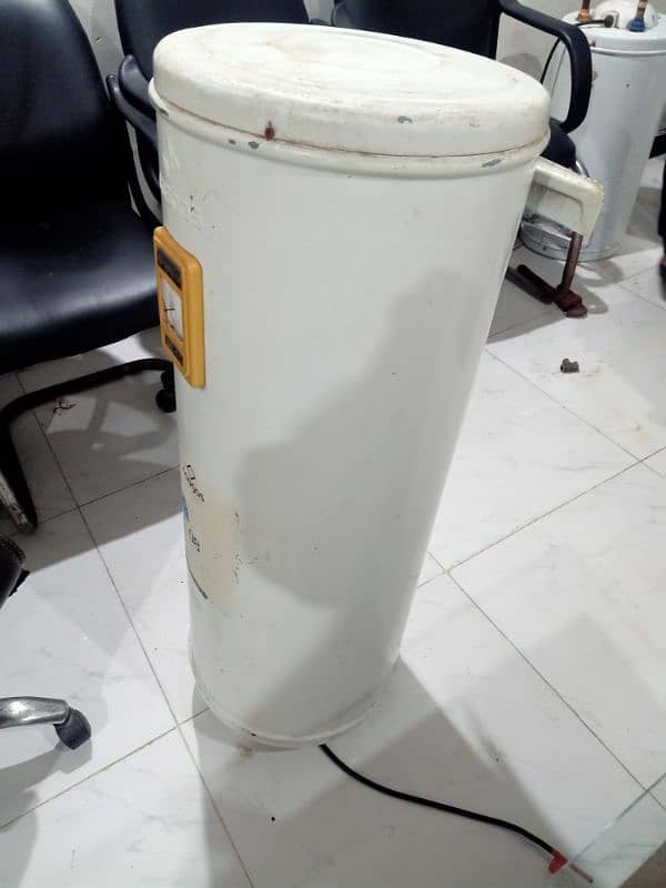 Electric Geyser Excellent condition for sale 1