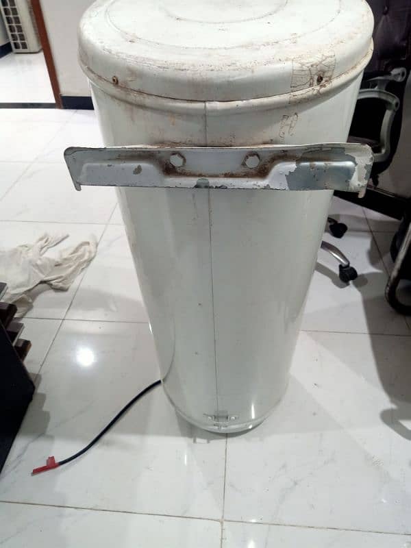 Electric Geyser Excellent condition for sale 2