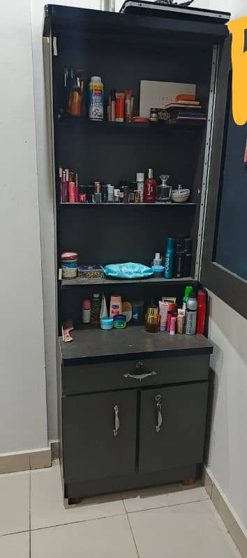 urgent sell dressing table/vanity 1