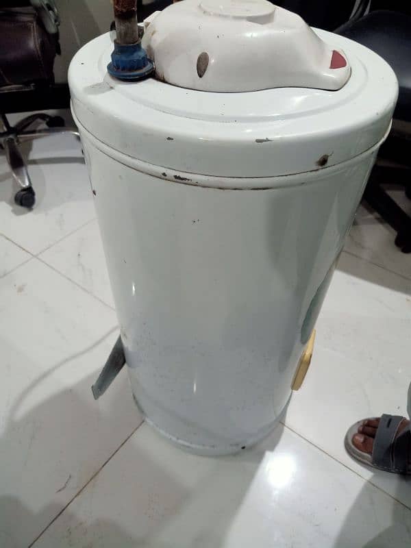 4 pieces Electric Geyser for sale Urgent 17