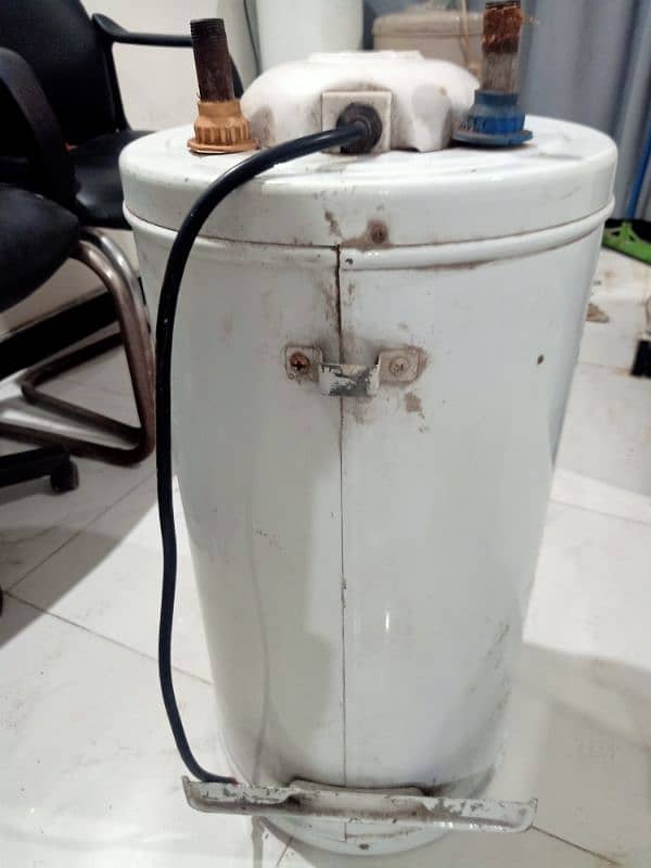 4 pieces Electric Geyser for sale Urgent 19