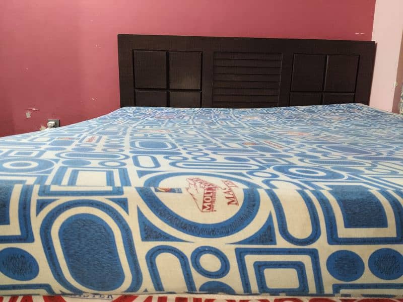 King size wooden bed with molty mattress. good condition. 0