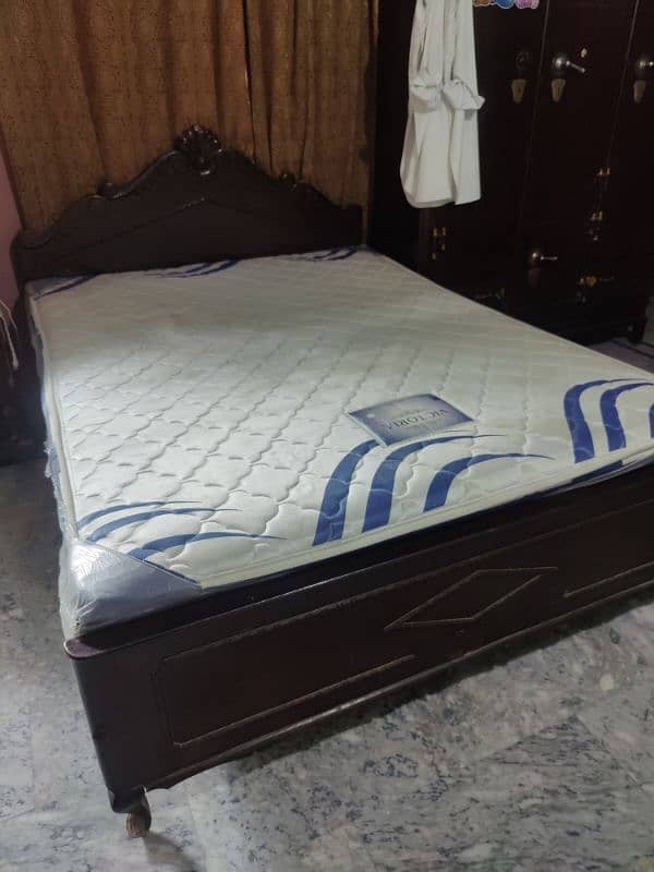 queen size bed (pure wooden) 0