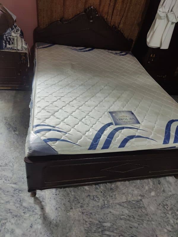 queen size bed (pure wooden) 1