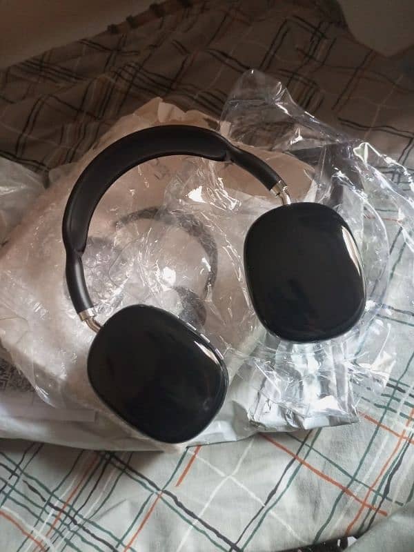 P9 Wireless On-Ear Stereo Earphones 0