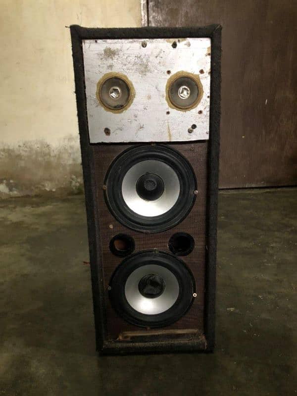 6 inch ky 2 subwoofer hai behtreen sound behtreen condition 0