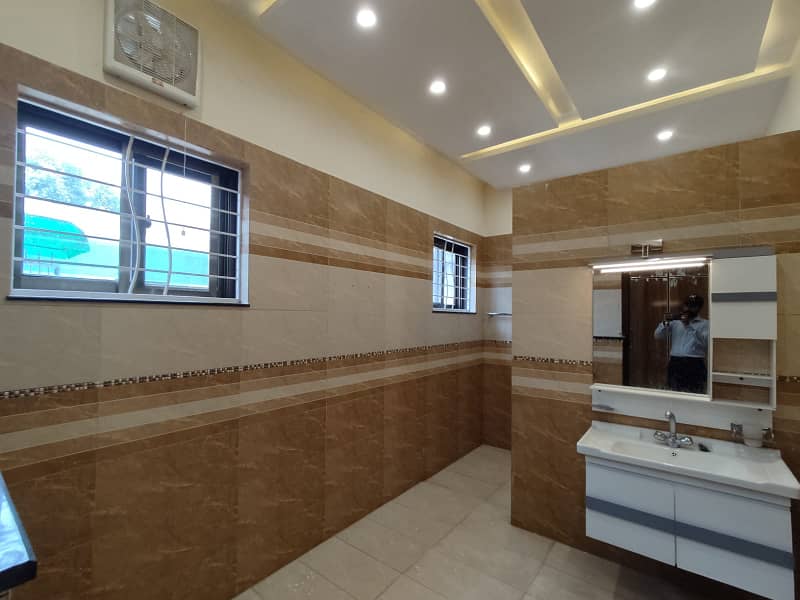 One kanal slightly used house available for rent in DHA phase 03 16