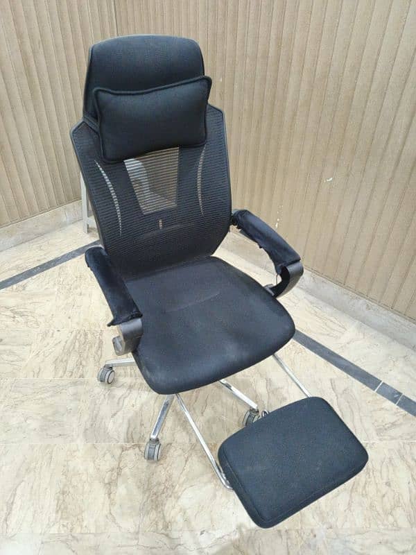 Office Chair with footrest 1