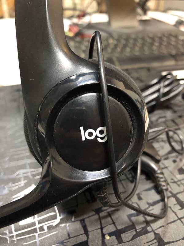 Logitech H390 USB Headset with Noise-Cancelling Mic 0