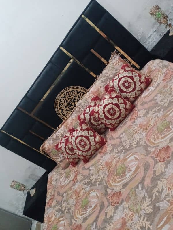 black queen bed 0