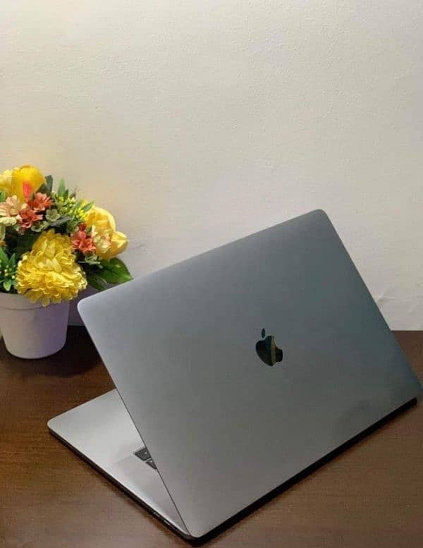 MACBOOK PRO 2018 (CORE I9) 32/512GB 3