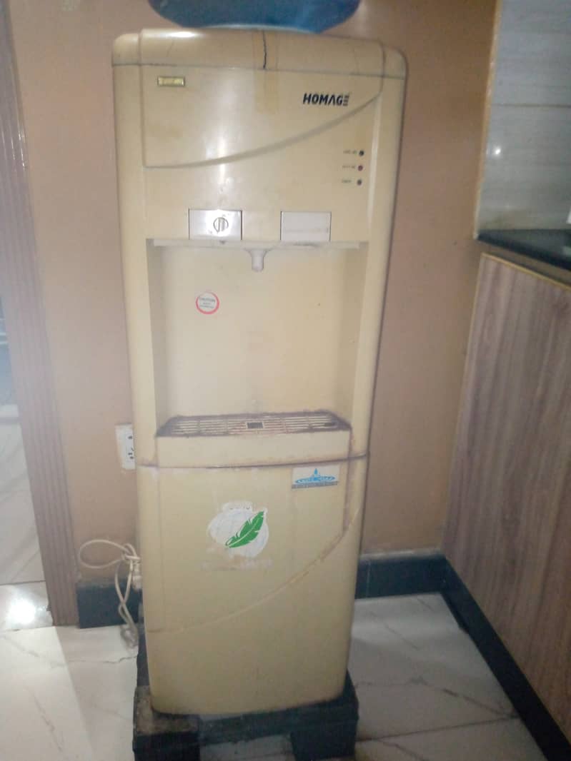 Dispenser white colour ok hai good condition 0