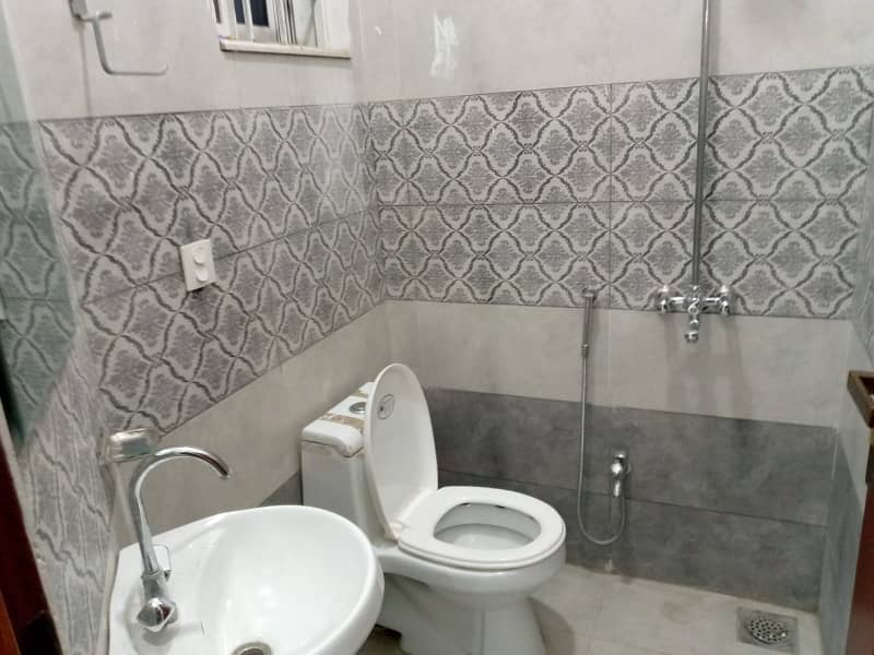 1 kanal beautiful upper portion for rent at reasonable price 11