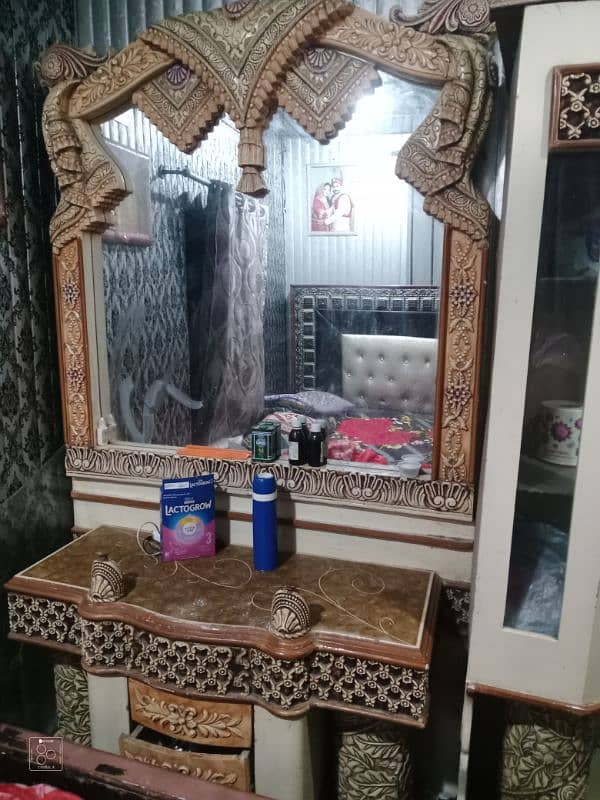 dressing table and showcase 0