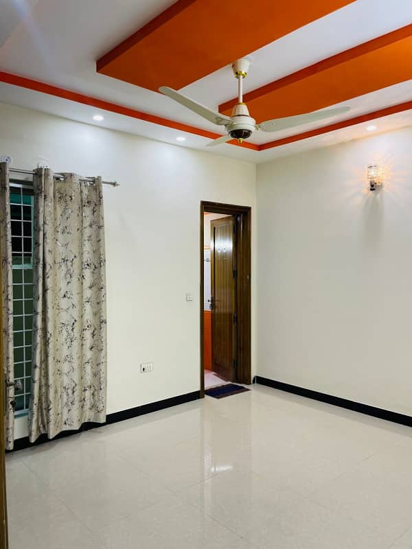 5 Marla Like New House for Sale in Bahria Town, Lahore - Ideal Location 4