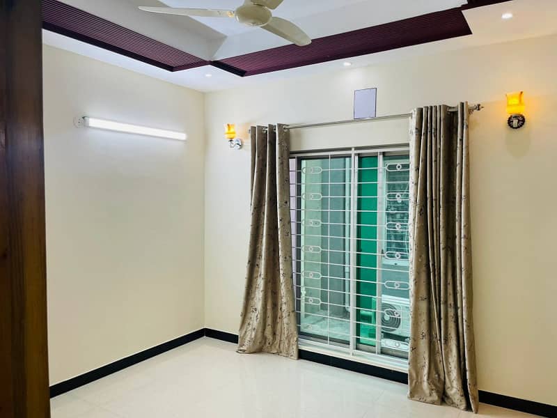 5 Marla Like New House for Sale in Bahria Town, Lahore - Ideal Location 10