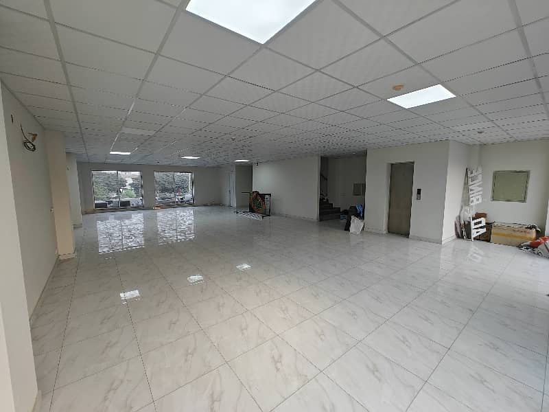 12MARLA GROUND FLOOR HALL IN MAIN SHADIWAL CHOWK FOR RENT 0