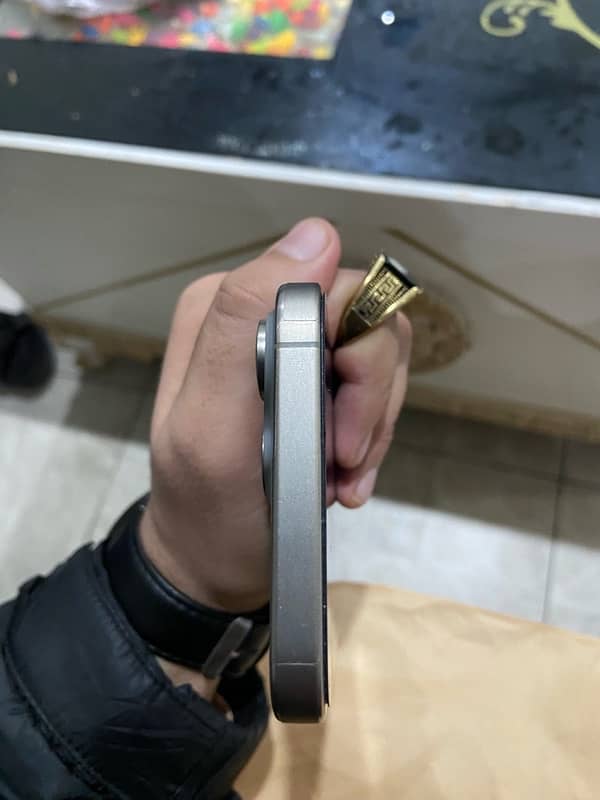 IPhone 15 Pro max natural titanium 4