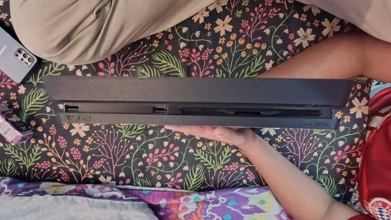 ps4 slim 1 tb with two controllers 2