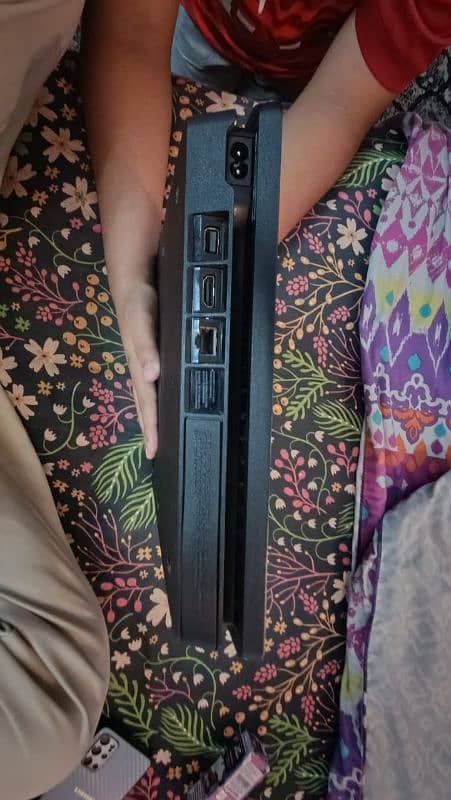 ps4 slim 1 tb with two controllers 4